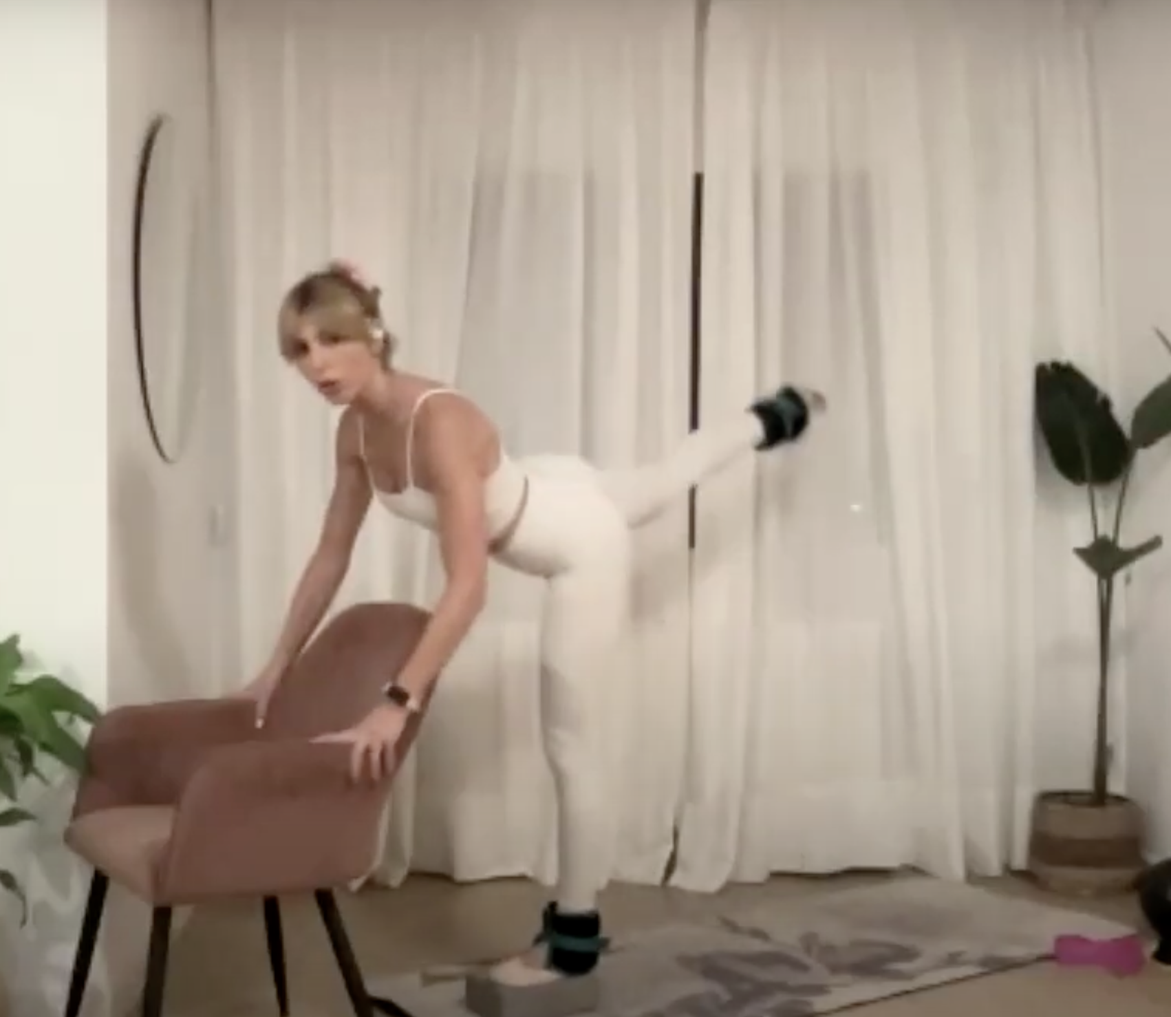 Barre Peach con tobilleras, pelota y bandas Directo (18/11/24)